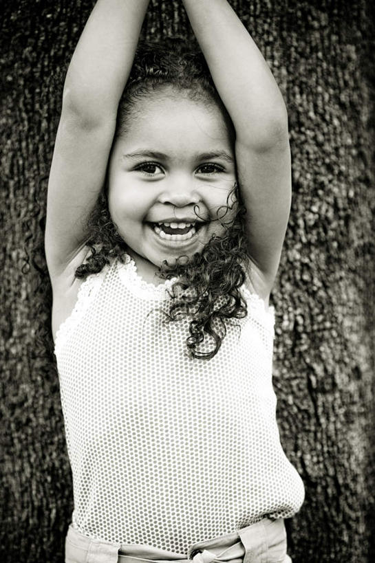 西方人,儿童,脸,头,眼睛,鼻子,嘴,耳朵,脸颊,眉毛,睫毛,手,一个人,举,笑,微笑,露齿笑,竖图,黑白,室外,白天,正面,纯洁,欧洲,欧洲人,瞳孔,仅一个女性,仅一个人,阴影,服装,反射,影子,树桩,注视,休闲装,树,树干,小孩,衣服,观察,看,托,仅一个小孩,休闲,手部,休闲服,木桩,可爱,童年,童趣,眼部,服饰,观看,察看,关注,童真,烂漫,无邪,天真,女孩,女人,女性,白种人,孩子,头部,鼻,鼻孔,耳,耳部,睫,口,口腔,脸部,脸蛋,眉,面部,眼,眼睫毛,眼眉,嘴巴,嘴唇,举起,举手,举着,向上举,向上伸,向上托,半身,眼眉毛,女生