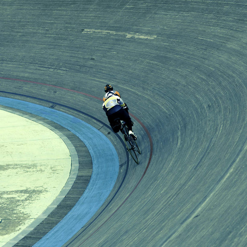 西方人,一个人,坐,方图,俯视,室内,白天,自行车,帽子,欧洲,欧洲人,仅一个男性,仅一个人,一辆,弯腰,握,阴影,服装,光线,头盔,影子,注视,休闲装,车,脚踏车,仅一个年轻男性,骑,衣服,阳光,安全帽,交通工具,观察,看,休闲,休闲服,握着,服饰,观看,察看,关注,载具,赛车场,弯身,男人,男性,年轻男性,白种人,坐着,彩图,高角度拍摄,全身