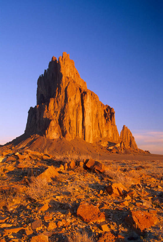 无人,竖图,室外,白天,仰视,草地,草坪,石头,植物,美国,阴影,光线,石子,影子,草,蓝色,绿色,蓝天,天空,阳光,天,晴朗,北美,北美洲,美洲,新墨西哥,万里无云,新墨西哥州,北亚美利加洲,亚美利加洲,迷人之地,迷人之州,石块,岩石,晴空,晴空万里,彩图,低角度拍摄