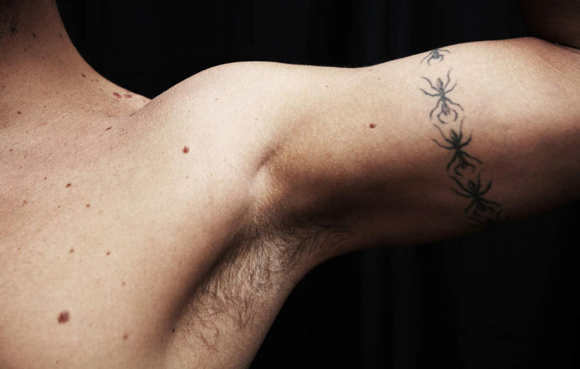 西方人,腋毛,肌肉,健壮,一个人,模特,伸展双臂,横图,室内,特写,白天,正面,时尚,欧洲,欧洲人,仅一个男性,仅一个人,黑色背景,昆虫,蜘蛛,文化,纹身,仅一个年轻男性,动物,健康,个性,活力,力量,摄影,信仰,影棚,青春,强壮,八脚螅,刺青,追求,节肢动物,想象,益虫,腋下,文身,勇气,崇拜,张扬,波丝,男人,男性,年轻男性,白种人,模特儿,敞开双臂,伸开双臂,展开双肩,张开手臂,张开双臂,半身,彩图,影棚拍摄,拍摄