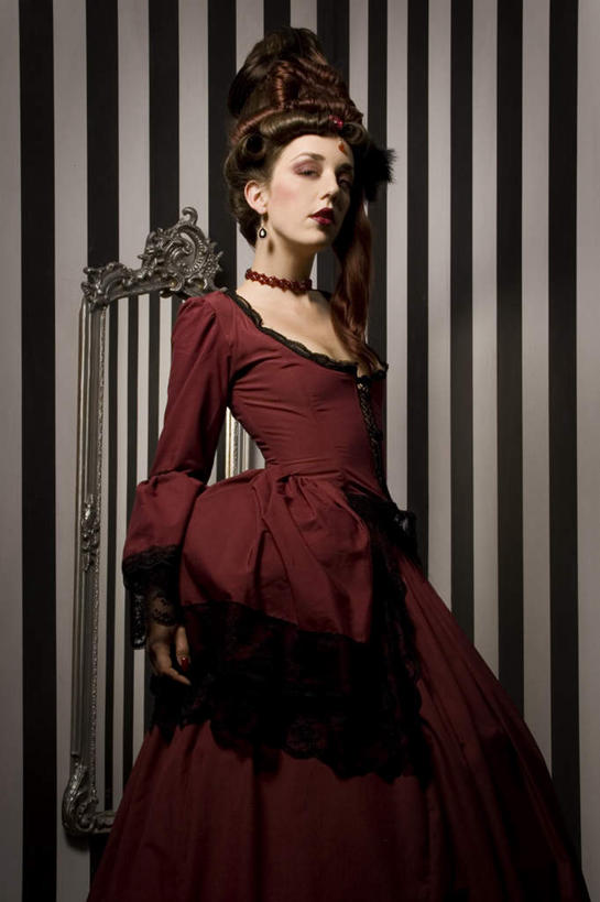 西方人,头发,一个人,站,竖图,室内,白天,正面,裙子,骄傲,项链,欧洲,欧洲人,仅一个年轻女性,仅一个女性,仅一个人,表演,连衣裙,服装,装饰,注视,装饰品,衣服,红色,紫色,饰品,首饰,观察,看,站着,服饰,观看,华丽,修饰,耳坠,盘发,点缀,察看,衣着,穿着,关注,衬托,美观,雅致,雅观,衣饰,傲岸,高慢,清高,傲慢,高傲,自豪,年轻女性,女人,女性,白种人,站立,半身,彩图