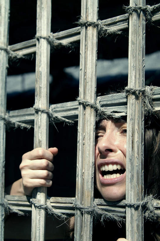 西方人,一个人,竖图,室内,白天,正面,欧洲,欧洲人,仅一个年轻女性,仅一个女性,仅一个人,握,木制,拿,拿着,注视,木制品,观察,看,张嘴,抓,握着,监狱,观看,察看,监禁,束缚,关注,囚禁,关押,监牢,牢狱,张大嘴巴,监管,禁闭,抽泣,堕泪,呜咽,饮泣,年轻女性,女人,女性,白种人,看守,张开嘴,半身,彩图,哭泣,啼哭