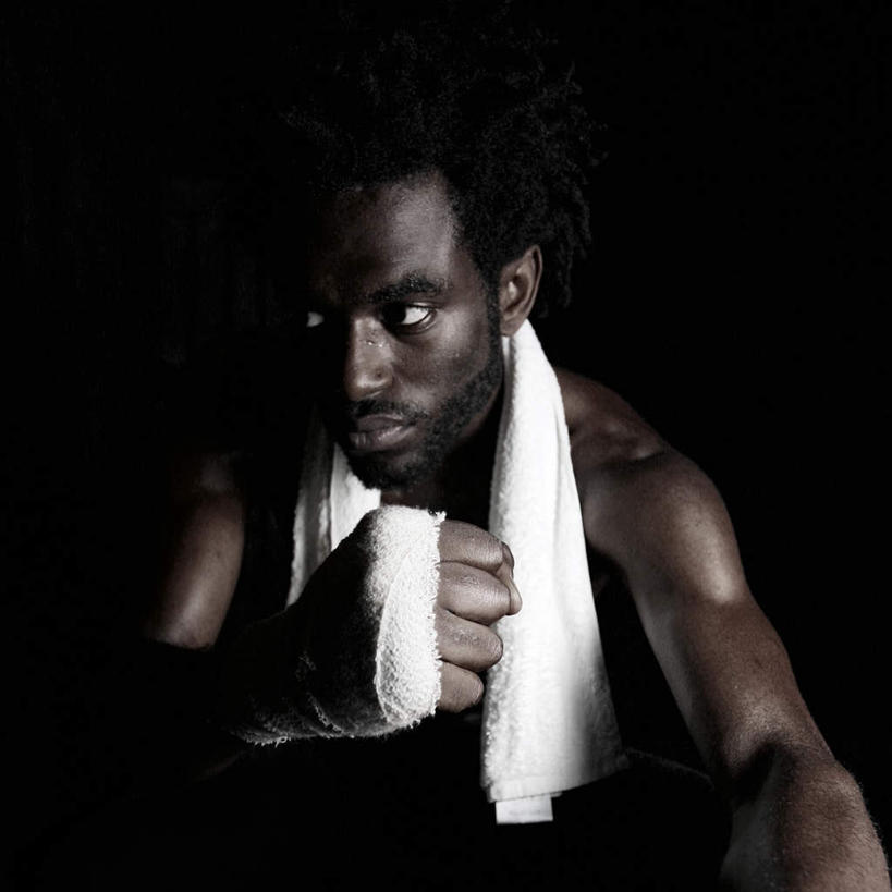 西方人,肌肉,健壮,一个人,拳击手,方图,室内,白天,正面,锻炼,骄傲,比赛,运动,拳击,欧洲,非洲,黑人,欧洲人,仅一个男性,仅一个人,阴影,黑色背景,反射,纺织物,影子,注视,仅一个年轻男性,毛巾,观察,看,清洁,握拳,健康,活力,力量,摄影,影棚,观看,青春,保暖,察看,强壮,关注,透气,防水,储水,耐磨,吸水,傲岸,高慢,清高,傲慢,高傲,体育,自豪,男人,男性,年轻男性,非洲人,拳击家,拳击运动员,半身,彩图,影棚拍摄,健身,拍摄