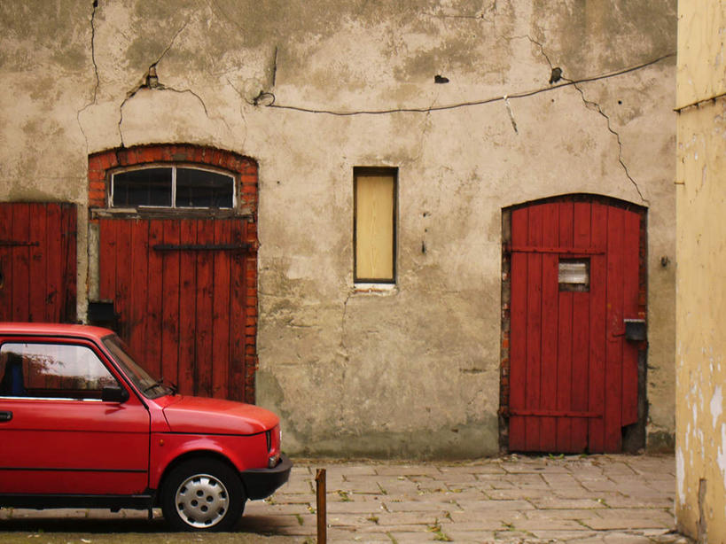 无人,家,横图,室外,白天,正面,石头,门,道路,路,汽车,一辆,一幢,关闭,木制,石子,房屋,墙,屋子,小路,交通,楼房,墙壁,墙面,住宅,车,红色,木制品,门框,交通工具,轿车,封闭,载具,石块,彩图,房子