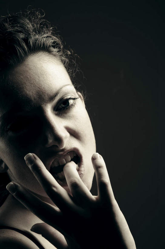 西方人,脸,头,眼睛,鼻子,嘴,脸颊,眉毛,睫毛,手,一个人,竖图,室内,特写,白天,侧面,欧洲,欧洲人,瞳孔,仅一个年轻女性,仅一个女性,仅一个人,咬,黑色背景,注视,观察,看,手部,手指,含,眼部,摄影,影棚,观看,咬着,察看,关注,年轻女性,女人,女性,白种人,头部,鼻,鼻孔,睫,脸部,脸蛋,眉,面部,眼,眼睫毛,眼眉,嘴巴,嘴唇,半身,彩图,影棚拍摄,拍摄,眼眉毛