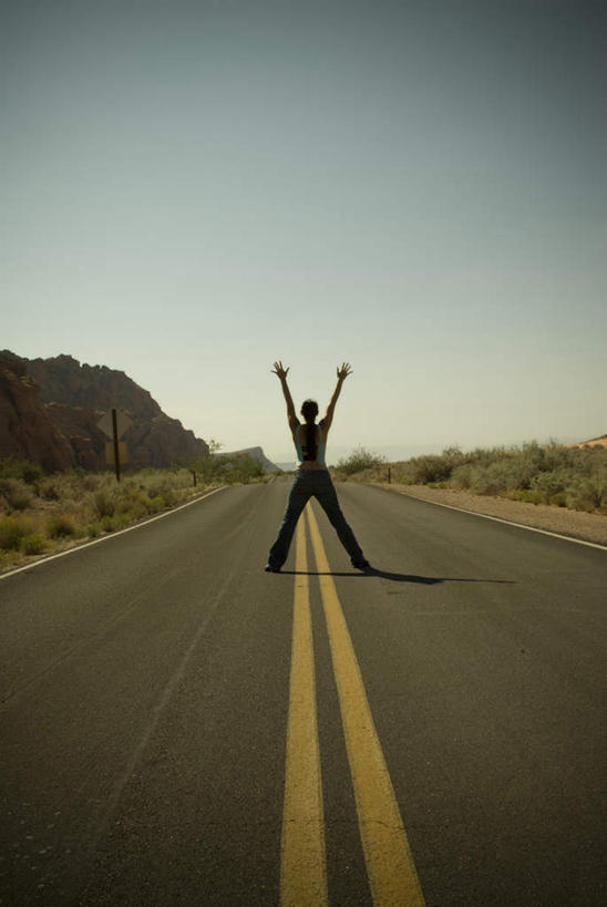 西方人,一个人,站,伸展双臂,竖图,室外,白天,旅游,度假,美景,植物,道路,路,公路,欧洲,欧洲人,仅一个男性,仅一个人,景观,交通,娱乐,树,树木,仅一个年轻男性,背面,蓝色,绿色,蓝天,天空,自然,天,站着,享受,休闲,景色,放松,双黄线,生长,成长,笔直,自然风光,延伸,笔挺,延长,男人,男性,年轻男性,白种人,马路,敞开双臂,伸开双臂,展开双肩,站立,张开手臂,张开双臂,彩图,全身