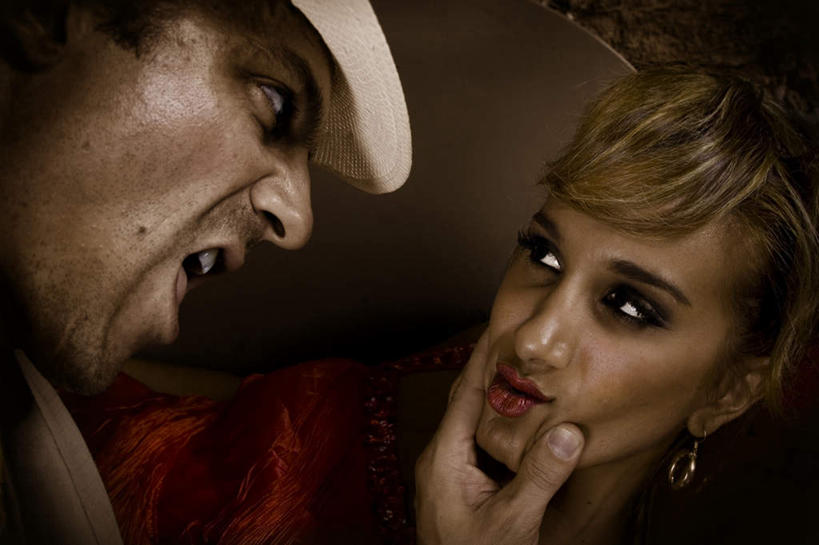 西方人,手,两个人,捏,横图,室内,白天,正面,帽子,欧洲,欧洲人,捏着,注视,礼帽,相视,白色,观察,看,面对面,手部,观看,对视,单手,察看,威胁,关注,相对,相看,一顶,恐吓,威逼,吓唬,要挟,恫吓,威吓,男人,男性,女人,女性,中年男性,中年女性,白种人,半身,彩图