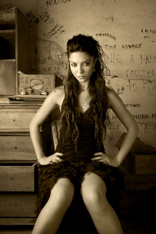 西方人,手,一个人,坐,竖图,室内,白天,正面,光晕,欧洲,欧洲人,双手,仅一个年轻女性,仅一个女性,仅一个人,服装,休闲装,手叉腰,衣服,黄色,叉腰,休闲,手部,休闲服,服饰,双手叉腰,衣着,穿着,衣饰,年轻女性,女人,女性,白种人,坐着,半身,彩图