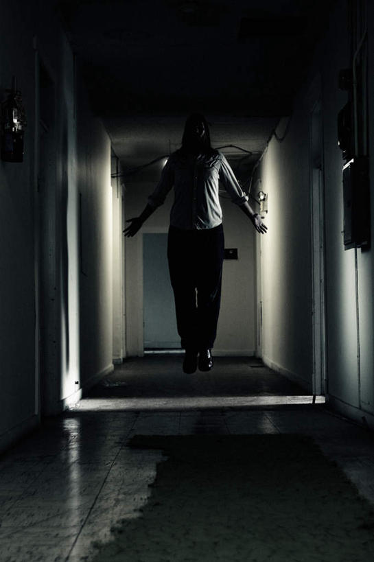 西方人,一个人,跳,竖图,室内,白天,正面,欧洲,欧洲人,仅一个男性,仅一个人,仅一个中年男性,阴影,光线,影子,走道,走廊,过道,半空,黄色,昏暗,灰暗,晦暗,男人,男性,中年男性,白种人,跳跃,彩图,全身