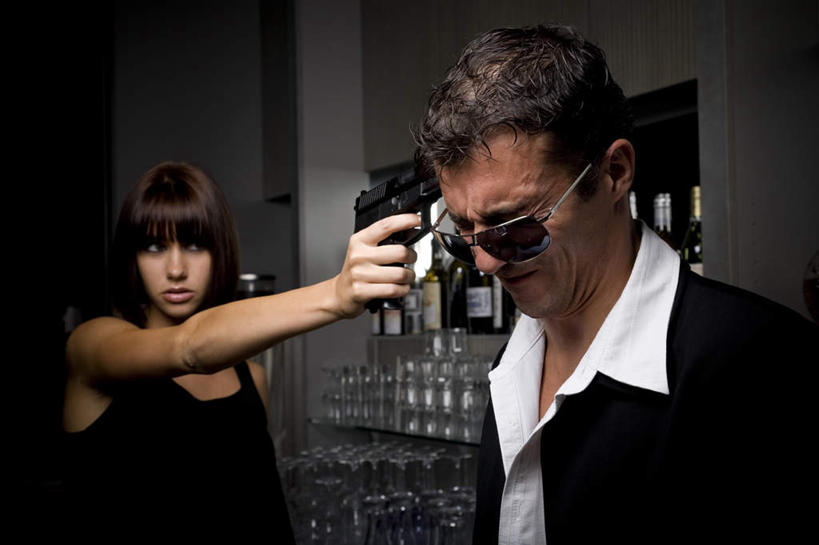 西方人,两个人,商务人士,商务男性,站,横图,室内,白天,正面,衬衫,欧洲,欧洲人,一副,握,套装,墨镜,枪,眼镜,拿,拿着,注视,太阳镜,太阳眼镜,观察,看,站着,遮阳镜,握着,手枪,观看,一支,察看,威胁,关注,对准,瞄准,商务装,工薪阶层,威逼,要挟,杀手,男人,男性,年轻女性,女人,女性,中年男性,白种人,白领,上班族,站立,半身,彩图,衬衣