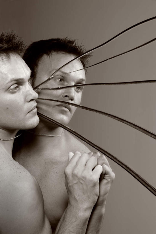 西方人,一个人,竖图,黑白,室内,白天,镜子,欧洲,欧洲人,仅一个男性,仅一个人,破碎,注视,裸露,仅一个年轻男性,背面,观察,看,趴着,观看,镜像,察看,暴露,裂开,破裂,镜面,关注,摧毁,袒露,男人,男性,年轻男性,白种人,趴,半身