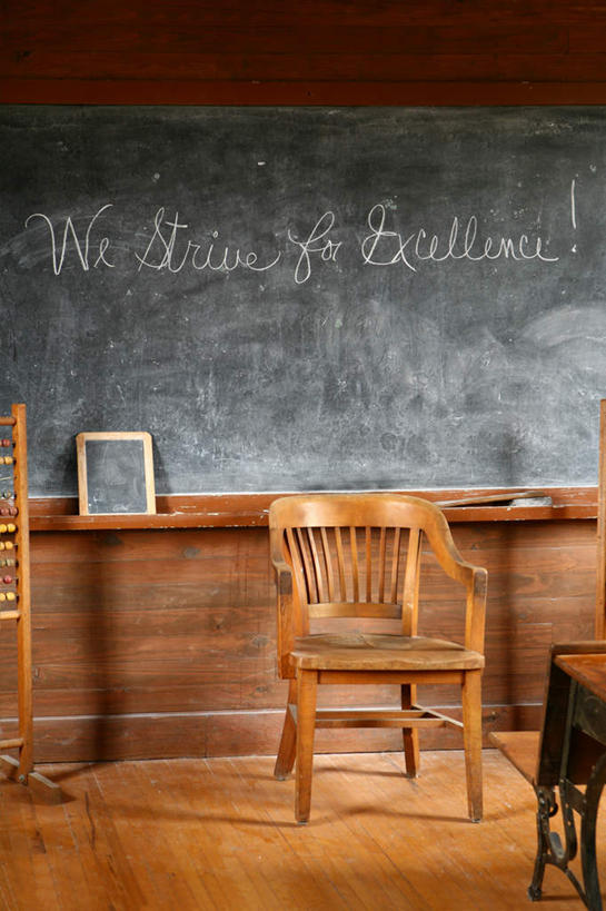 无人,学校,教学楼,竖图,室内,特写,白天,正面,静物,椅子,阴影,光线,英文,标志,文字,影子,字符,字母,木椅,标识,校园,阳光,黑板,教室,英文字母,感叹号,彩图,教学大楼