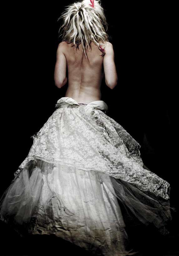 西方人,一个人,站,竖图,室内,特写,白天,裙子,欧洲,欧洲人,仅一个年轻女性,仅一个女性,仅一个人,黑色背景,长裙,裸露,背面,站着,摄影,影棚,半身裙,裸,年轻女性,女人,女性,白种人,站立,彩图,全身,影棚拍摄,拍摄