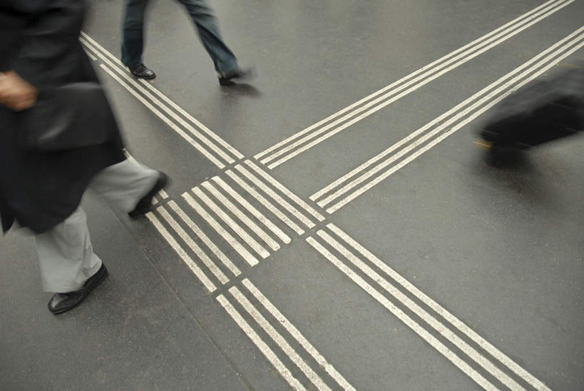 西方人,腿部,脚,脚趾,脚趾甲,腿,三个人,走,横图,俯视,室内,白天,道路,路,欧洲,欧洲人,模糊,小路,交通,盲道,含糊,恍惚,模胡,依稀,隐约,男人,男性,年轻男性,年轻女性,女人,女性,白种人,脚指甲,步行,散步,走路,半身,彩图,高角度拍摄