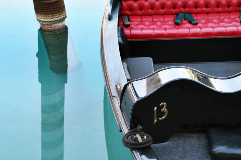 无人,栏杆,横图,俯视,室外,白天,度假,河流,美景,水,沙发,城市风光,城市,船,意大利,欧洲,栅栏,河水,景观,篱笆,水流,围栏,游艇,娱乐,护栏,倒影,交通工具,享受,休闲,景色,放松,倒映,南欧,载具,意大利共和国,反照,彩图,高角度拍摄,皮沙发