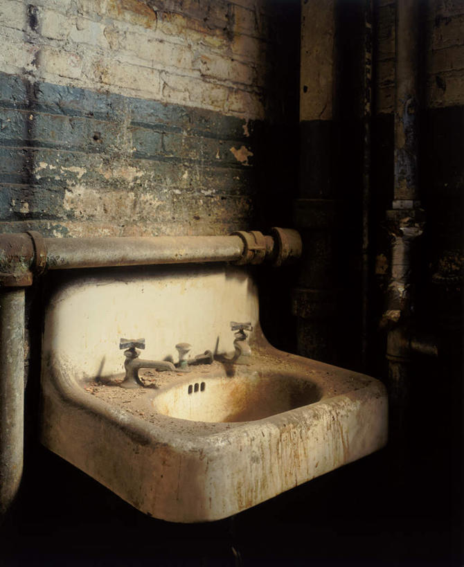 无人,竖图,室内,白天,正面,废弃,阴影,反射,水槽,水龙头,影子,砖块,墙,管道,水斗,水管,砖墙,开关,废墟,墙壁,墙面,打开,阀门,废旧,开启,水咀,彩图