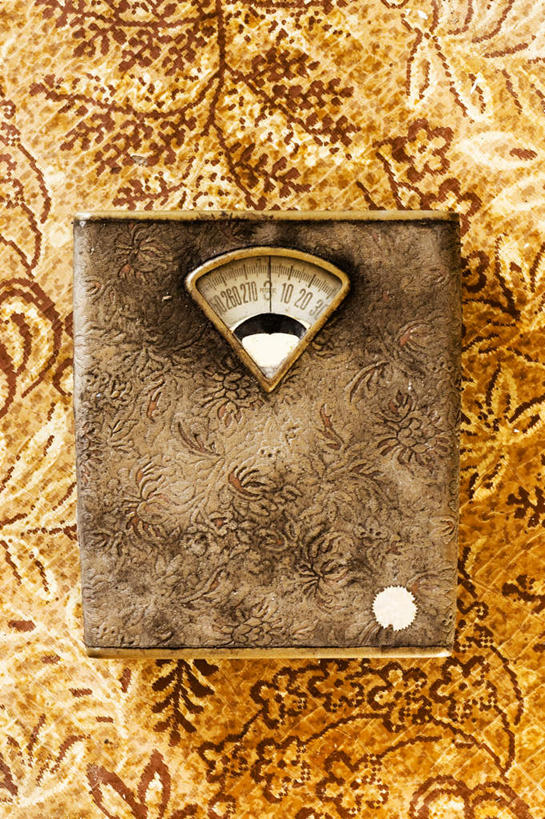 无人,竖图,俯视,室内,白天,仪器,地毯,阴影,古老,反射,数字,影子,指针,生活,健康,褪色,衡量,废旧,体重,计量,衡器,健康秤,秤,体重秤,彩图,高角度拍摄