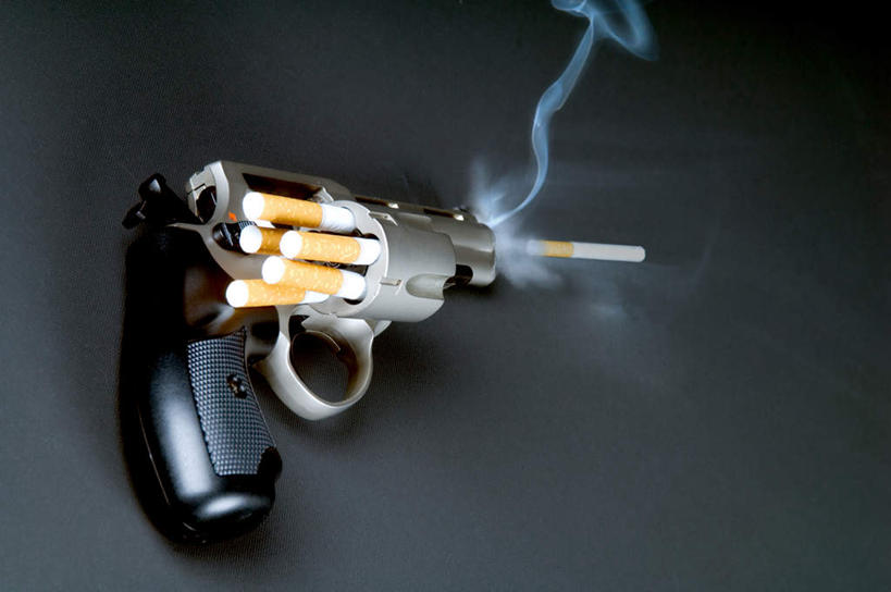 无人,吸烟,横图,俯视,室内,特写,白天,热情,静物,火,金属制品,金属,火焰,烟雾,燃烧,手枪,伤害,危险,抽烟,彩图,高角度拍摄