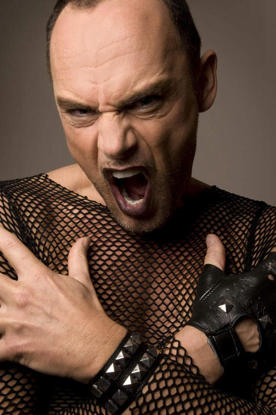 西方人,脸,头,脸颊,健壮,一个人,双手交叉,竖图,室内,白天,正面,欧洲,欧洲人,仅一个男性,仅一个人,阴影,网状,惊讶,光线,影子,灯光,仅一个年轻男性,黑色,张嘴,惊奇,双手抱胸,强健,张大嘴巴,结实,硬朗,男人,男性,年轻男性,白种人,头部,脸部,脸蛋,面部,张开嘴,半身,彩图