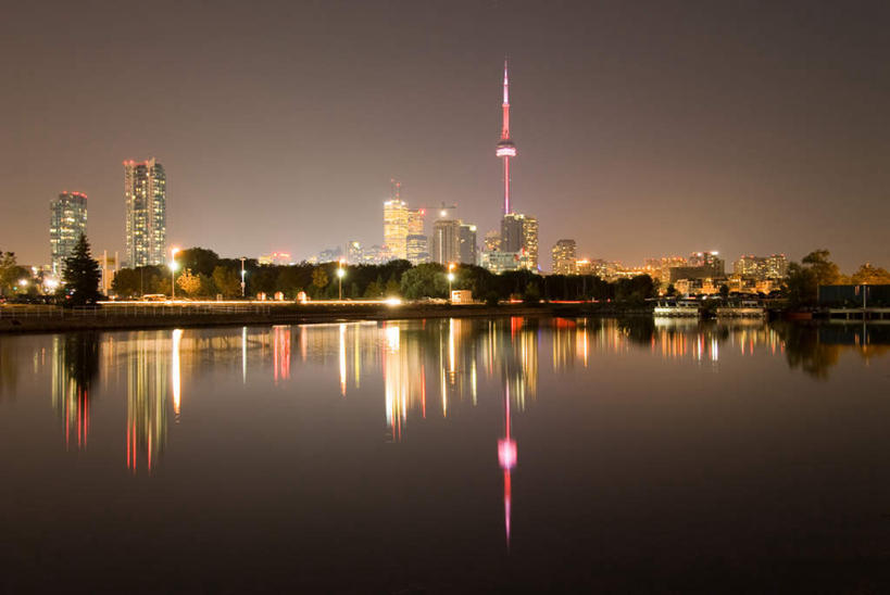无人,高楼大厦,横图,室外,夜晚,正面,旅游,度假,河流,水,植物,标志建筑,大厦,地标,建筑,摩天大楼,夜景,加拿大,阴影,繁华,反射,影子,河水,水流,娱乐,建设,树,树木,绿色,自然,享受,休闲,旅游胜地,放松,生长,成长,北美,北美洲,富贵,美洲,电视塔,多伦多,省会,北亚美利加洲,亚美利加洲,灯火辉煌,繁荣,荣华,加拿大多伦多电视塔,加拿大国家电视塔,CN电视塔,安大略省,安省,北方好莱坞,多伦多市,西恩塔,火树银花,灯烛辉煌,彩图,大楼,高层建筑,高楼,摩天楼