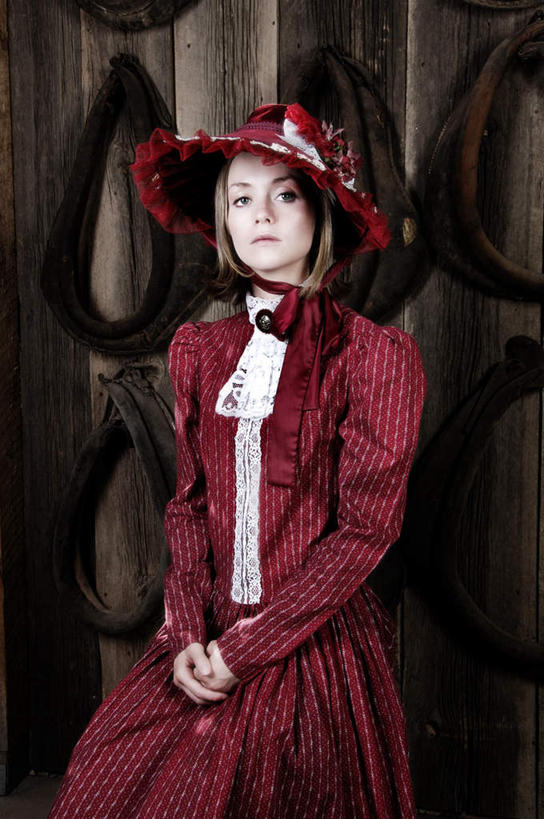 西方人,一个人,坐,竖图,室内,白天,正面,裙子,兴奋,热情,帽子,欧洲,欧洲人,仅一个年轻女性,仅一个女性,仅一个人,连衣裙,开放,礼帽,红色,健康,温暖,奔放,典雅,活力,积极,激情,朝气,暖色,吉祥,高雅,生命,饱满,雅致,革命,热烈,赤色,充实,斗志,喜气,主动,文雅,年轻女性,女人,女性,白种人,坐着,半身,彩图,欢乐