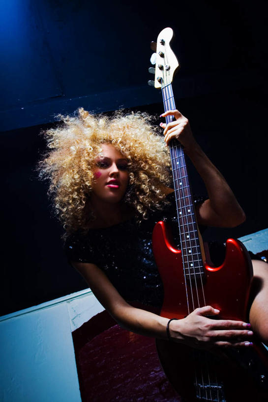 西方人,头发,一个人,竖图,室内,白天,正面,化妆,照明,欧洲,欧洲人,仅一个年轻女性,仅一个女性,仅一个人,一把,握,灯光,电吉他,乐器,弦乐器,音乐,弹奏,拿,拿着,灯,灯具,握着,聚光灯,照亮,蓬松,照明设备,疯狂,弹拨弦鸣乐器,吉他手,音乐人,疏松,年轻女性,女人,女性,白种人,卷发,半身,彩图,弹拨弦乐器