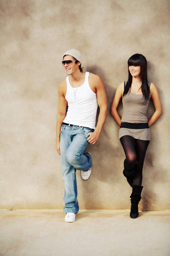 西方人,两个人,站,竖图,室外,白天,正面,爱情,欧洲,欧洲人,阴影,服装,光线,影子,浪漫,注视,休闲装,衣服,黄色,阳光,观察,看,靠,靠着,倚靠,站着,休闲,温暖,温馨,休闲服,恩爱,恋人,服饰,观看,和睦,察看,倚着,曲膝,关注,背手,单手抄兜,单手放兜,男人,男性,年轻男性,年轻女性,女人,女性,白种人,情侣,插兜,手插兜,手放口袋,站立,彩图,全身,伴侣,融洽,手抄兜