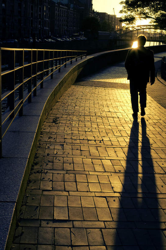 西方人,一个人,家,竖图,室外,夜晚,正面,旅游,度假,石头,美景,城市,路灯,照明,德国,欧洲,欧洲人,仅一个男性,仅一个人,阴影,光线,石子,影子,房屋,屋子,景观,天桥,桥,灯光,汉堡,娱乐,楼房,住宅,灯,仅一个年轻男性,黄色,阳光,自然,享受,休闲,景色,放松,人行桥,照亮,照明设备,西欧,自然风光,德意志联邦共和国,汉堡市,男人,男性,年轻男性,白种人,石块,彩图,全身,房子,海港