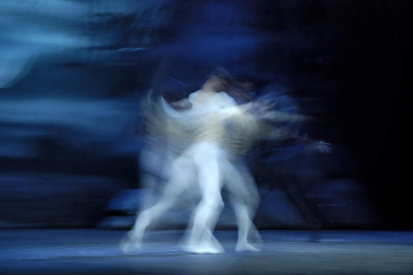 西方人,一个人,跳舞者,舞台,横图,室内,白天,长时间曝光,仰视,跳舞,芭蕾,欧洲,欧洲人,仅一个人,表演,朦胧,模糊,扮演,蓝色,演出,舞姿,芭蕾舞,白种人,舞蹈家,舞蹈演员,舞者,彩图,低角度拍摄,全身,舞蹈