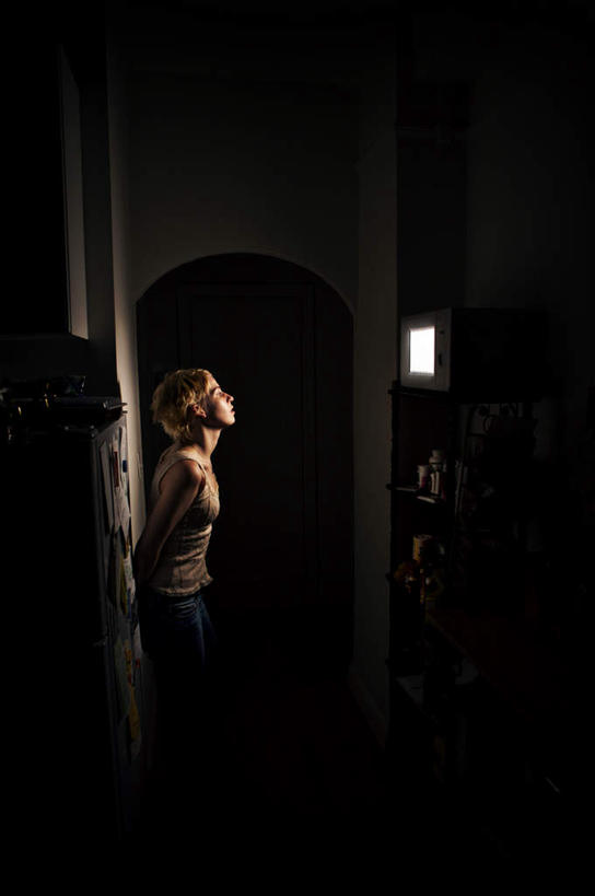 西方人,一个人,站,竖图,室内,夜晚,正面,烹饪,厨房,厨具,欧洲,欧洲人,仅一个年轻女性,仅一个女性,仅一个人,电器,站着,微波炉,家电,家用电器,微波,炊具,烹饪用具,年轻女性,女人,女性,白种人,烹调用具,烹调,站立,半身,彩图,灶间,小家电