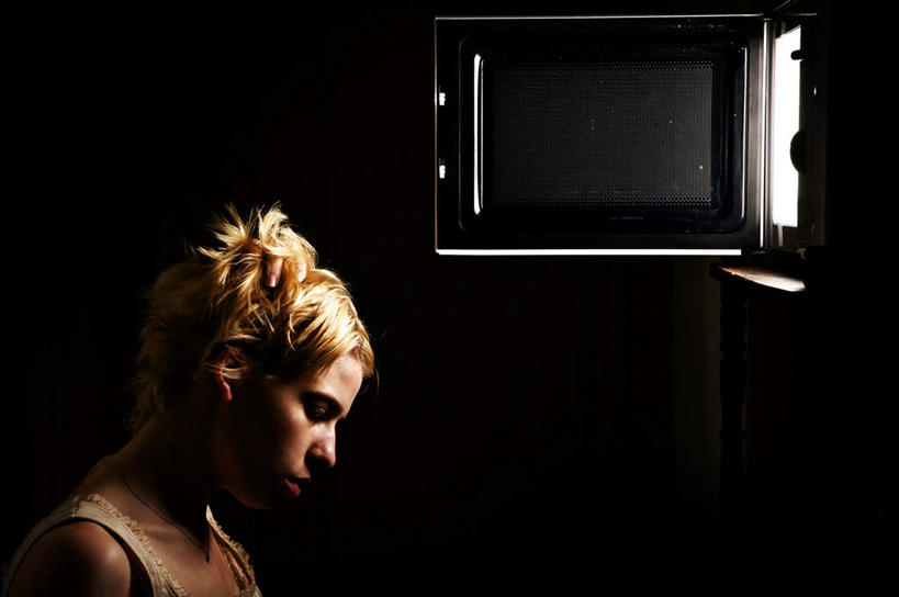 西方人,一个人,站,横图,室内,夜晚,侧面,烹饪,厨具,欧洲,欧洲人,仅一个年轻女性,仅一个女性,仅一个人,阴影,光线,电器,影子,灯光,注视,低头,观察,看,站着,观看,微波炉,察看,家电,家用电器,关注,微波,炊具,烹饪用具,年轻女性,女人,女性,白种人,烹调用具,烹调,站立,半身,彩图,小家电