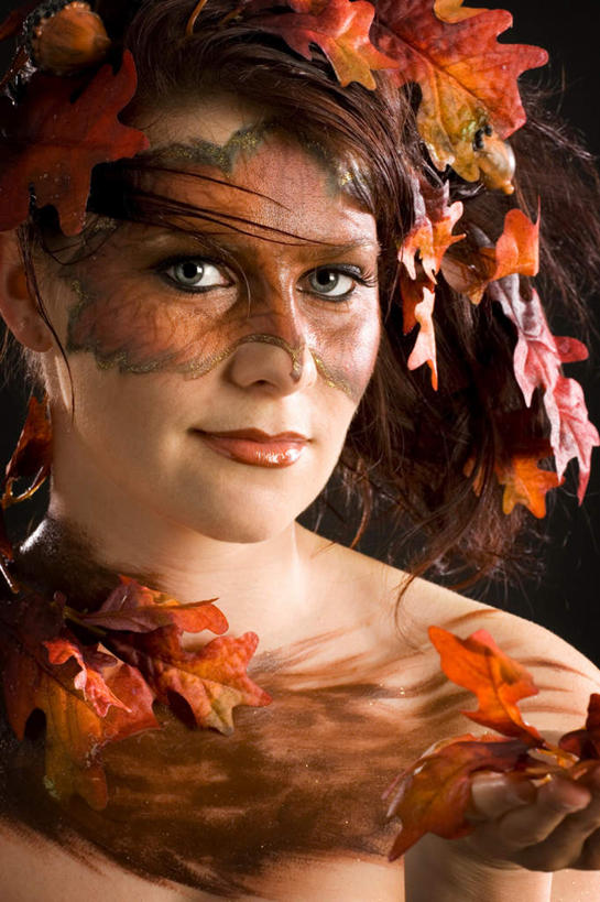 西方人,一个人,站,竖图,室外,白天,正面,化妆,叶子,欧洲,欧洲人,仅一个年轻女性,仅一个女性,仅一个人,红叶,注视,观察,看,站着,嫩叶,观看,察看,关注,扮装,年轻女性,女人,女性,白种人,叶,叶片,站立,半身,彩图,化装