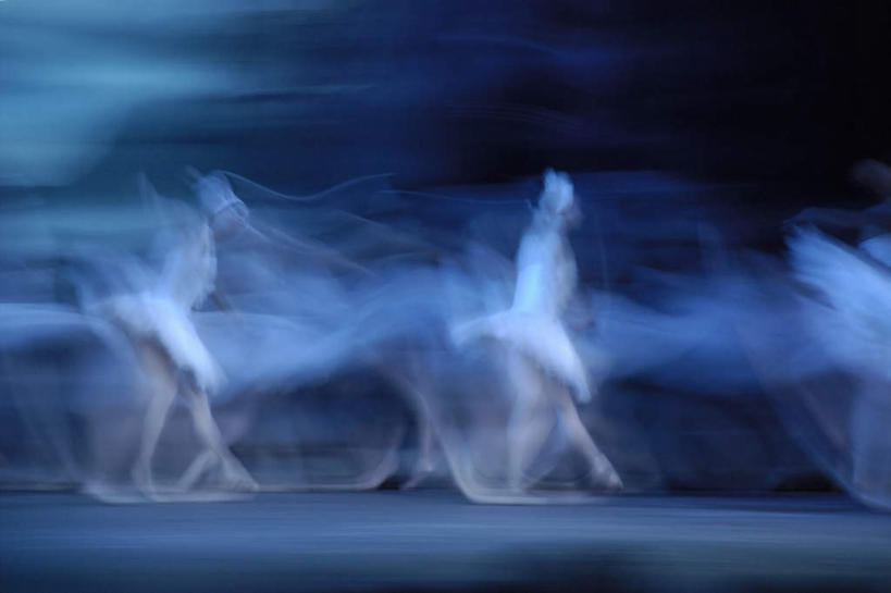 西方人,三个人,跳舞者,舞台,横图,室内,白天,正面,长时间曝光,跳舞,欧洲,欧洲人,朦胧,模糊,舞姿,曝光,年轻女性,女人,女性,白种人,舞蹈家,舞蹈演员,舞者,表演台,彩图,全身,舞蹈