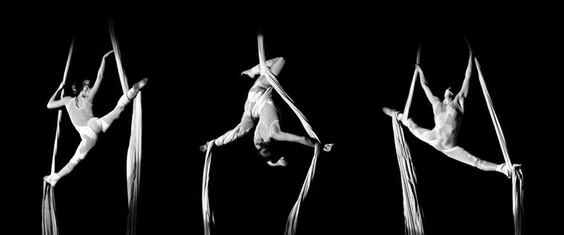 西方人,一个人,跳,伸展双臂,横图,全景,室内,白天,正面,欧洲,欧洲人,仅一个年轻女性,仅一个女性,仅一个人,握,半空,绳子,握着,连续,绳索,持续,继续,接连,陆续,延续,一连,年轻女性,女人,女性,白种人,敞开双臂,伸开双臂,跳跃,展开双肩,张开手臂,张开双臂,半身,彩图