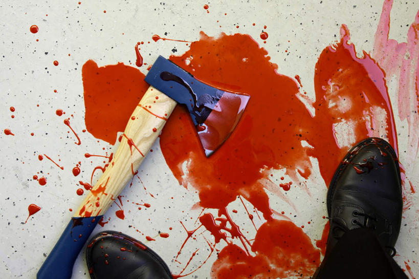 西方人,一个人,站,横图,俯视,室内,白天,鞋,地板,鞋子,欧洲,欧洲人,仅一个男性,仅一个人,一把,工具,皮革,地面,木地板,仅一个年轻男性,黑色,站着,血液,犯罪,犯法,恐怖,斧头,可怕,斧子,可骇,恐惧,男人,男性,年轻男性,白种人,站立,半身,彩图,高角度拍摄,皮鞋