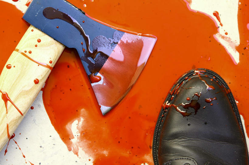 西方人,一个人,站,横图,俯视,室内,白天,鞋,地板,鞋子,欧洲,欧洲人,仅一个男性,仅一个人,一把,工具,皮革,地面,木地板,仅一个年轻男性,黑色,站着,血液,犯罪,犯法,恐怖,斧头,可怕,斧子,可骇,恐惧,男人,男性,年轻男性,白种人,站立,半身,彩图,高角度拍摄,皮鞋