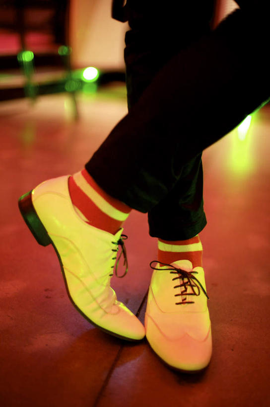 西方人,一个人,站,竖图,俯视,室内,夜晚,地板,欧洲,欧洲人,仅一个男性,仅一个人,阴影,光线,影子,灯光,地面,木地板,仅一个年轻男性,站着,踮脚,男人,男性,年轻男性,白种人,站立,半身,彩图,高角度拍摄