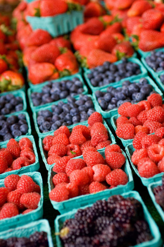 无人,竖图,俯视,室外,特写,白天,草莓,浆果,静物,水果,叶子,新鲜,纸盒,桑葚,桑椹,生食,食品,果实,绿叶,盒子,食物,包装盒,容器,覆盆子,嫩叶,有机食品,绿色食品,储藏,储存,黑刺莓,叶,叶片,洋莓,水果皇后,红莓,地莓,彩图,高角度拍摄,贮存