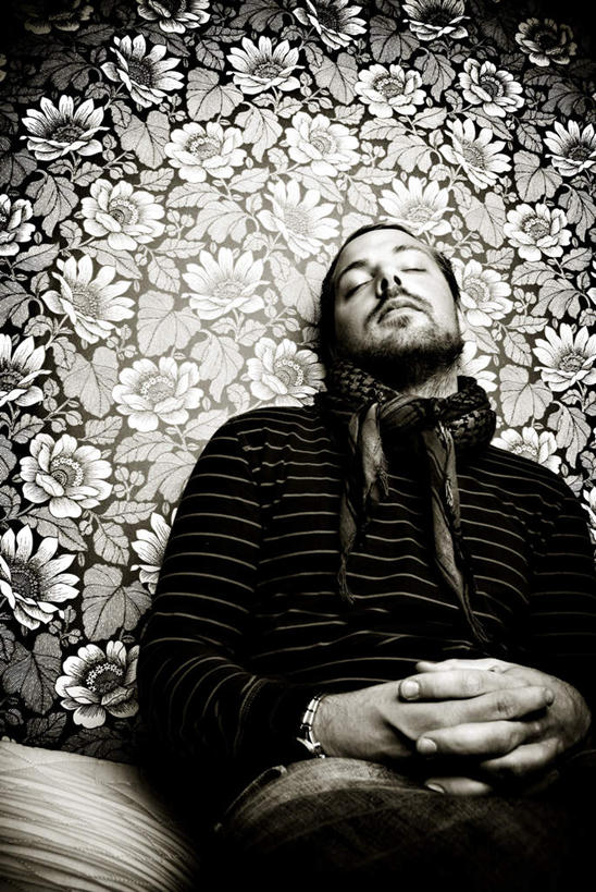 西方人,胡须,一个人,坐,双手交叉,竖图,俯视,黑白,室内,白天,房间,欧洲,欧洲人,仅一个男性,仅一个人,仅一个中年男性,阴影,花纹,服装,装饰,时间,光线,时钟,手表,图案,影子,墙,灯光,计时,休闲装,墙壁,墙面,衣服,围巾,钟表,休闲,温暖,休闲服,表,服饰,围脖,保暖,华丽,腕表,点缀,御寒,衬托,美观,雅致,雅观,男人,男性,中年男性,白种人,胡子,络腮胡,钟,十字手,坐着,半身,高角度拍摄