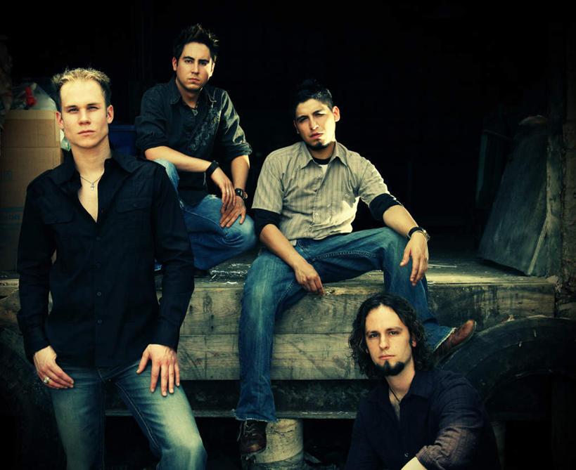 西方人,胡须,四个人,站,坐,蹲,横图,俯视,室外,白天,房间,汽车,欧洲,欧洲人,一辆,阴影,服装,时间,光线,时钟,手表,影子,计时,注视,休闲装,车,衣服,阳光,钟表,交通工具,轿车,观察,看,站着,休闲,休闲服,表,服饰,观看,腕表,察看,关注,载具,男人,男性,年轻男性,白种人,胡子,络腮胡,钟,蹲着,站立,坐着,半身,彩图,高角度拍摄