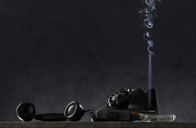 无人,打电话,横图,俯视,室外,白天,桌子,香烟,电话,玻璃,一根,阴影,光线,影子,办公桌,墙,烟雾,灯光,通讯设备,墙壁,墙面,玻璃制品,一个,话筒,电话线,烟,单个,烟灰缸,烟碟,烟盅,交流,电话机,卷烟,烟草,纸烟,沟通,通话,彩图,高角度拍摄