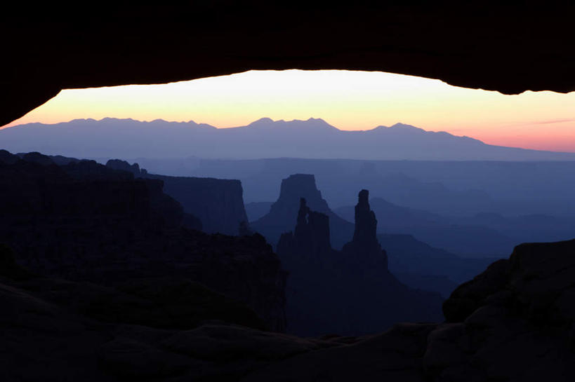 无人,公园,横图,室外,白天,正面,旅游,度假,美景,日落,山,山脉,美国,阴影,光线,影子,景观,山峰,晚霞,霞光,落日,山峦,娱乐,蓝色,蓝天,天空,阳光,自然,黄昏,群山,天,享受,休闲,景色,彩霞,放松,晴朗,北美,北美洲,国家公园,犹他州,自然风光,美洲,万里无云,北亚美利加洲,亚美利加洲,犹他,蜂窝之州,蜂房州,美国峡谷地国家公园,夕照,晴空,晴空万里,夕阳,彩图,斜阳