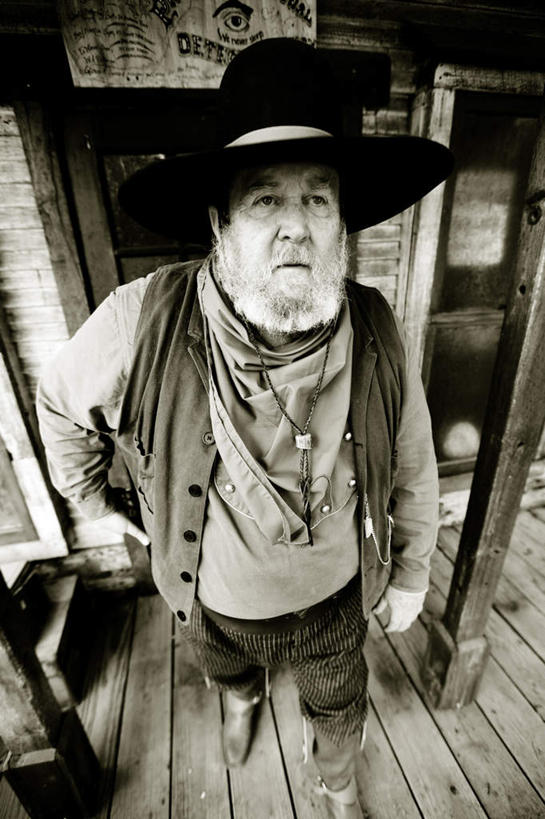 西方人,胡须,一个人,走,竖图,俯视,室外,白天,骄傲,地板,门,帽子,项链,欧洲,欧洲人,仅一个男性,仅一个人,服装,装饰,地面,注视,休闲装,礼帽,木地板,装饰品,衣服,饰品,首饰,门框,观察,看,仅一个老年男性,休闲,休闲服,服饰,观看,华丽,修饰,点缀,察看,关注,衬托,美观,雅致,雅观,高傲,自豪,自满,老年男性,男人,男性,白种人,胡子,络腮胡,步行,散步,走路,彩图,高角度拍摄,全身