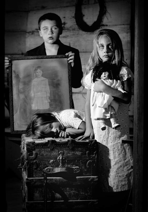 西方人,儿童,两个人,站,竖图,照片,室内,白天,正面,相框,欧洲,欧洲人,握,娃娃,拿,拿着,注视,小孩,观察,看,站着,握着,摄影,观看,察看,恐怖,关注,可怕,鬼怪,可骇,鬼魅,恐惧,男孩,男人,男性,女孩,女人,女性,白种人,相片,站立,半身,彩图,拍摄,照相,男生,女生