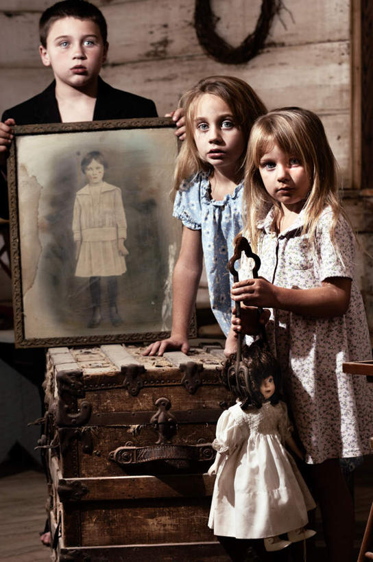 西方人,儿童,三个人,站,竖图,照片,室内,白天,正面,裙子,相框,欧洲,欧洲人,握,连衣裙,娃娃,拿,拿着,注视,小孩,蓝色,观察,看,站着,握着,摄影,观看,察看,恐怖,关注,可怕,鬼怪,可骇,鬼魅,恐惧,男孩,男人,男性,女孩,女人,女性,白种人,相片,站立,半身,彩图,拍摄,照相,男生,女生