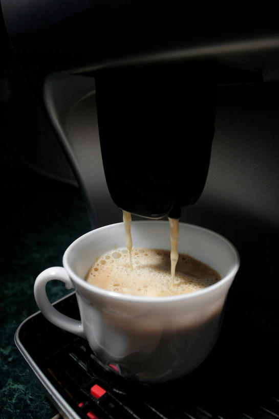 咖啡,无人,竖图,俯视,室内,白天,幸福,杯子,瓷器,咖啡杯,陶瓷制品,娱乐,饮料,一只,享受,休闲,温馨,放松,乐趣,提神,舒适,咖啡机,瓷杯,醒脑,软饮料,彩图,高角度拍摄,咖啡馆