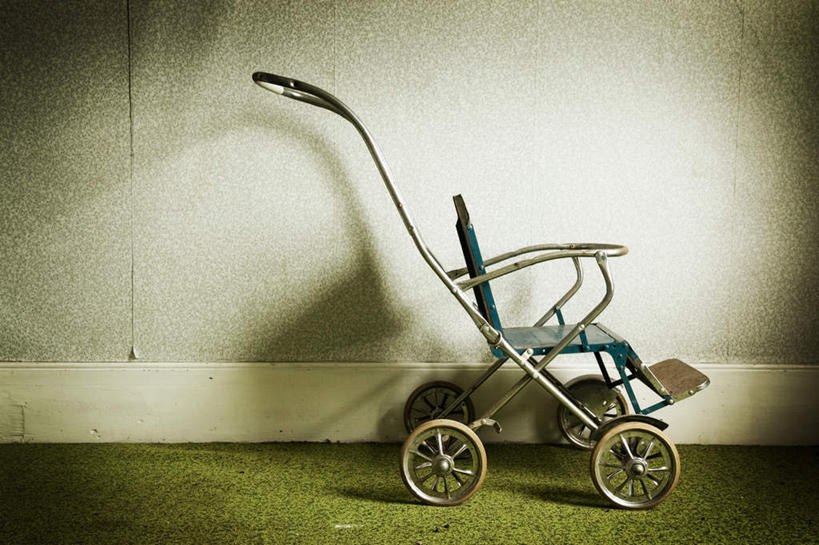 无人,横图,室内,白天,正面,复古,光晕,陈旧,墙,墙壁,墙面,婴儿车,一个,黄色,单个,放置,搁置,安排,彩图