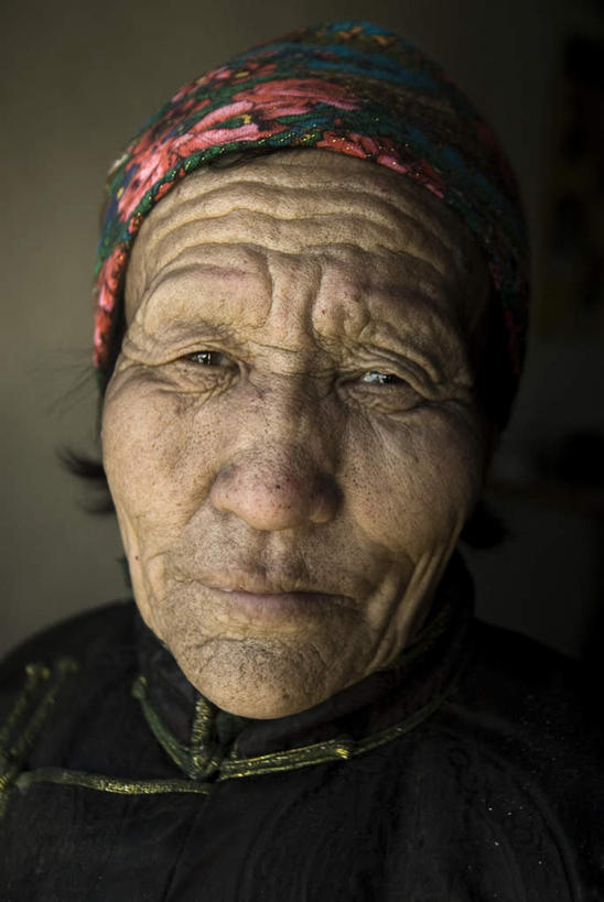 西方人,脸,头,眼睛,鼻子,嘴,脸颊,眉毛,睫毛,皱纹,一个人,竖图,室内,特写,白天,正面,欧洲,欧洲人,瞳孔,仅一个女性,仅一个人,黑色背景,注视,观察,看,眼部,摄影,仅一个老年女性,影棚,观看,察看,关注,苍老,衰老,朽迈,老年女性,女人,女性,白种人,头部,鼻,鼻孔,睫,脸部,脸蛋,眉,面部,眼,眼睫毛,眼眉,嘴巴,半身,彩图,影棚拍摄,拍摄,眼眉毛