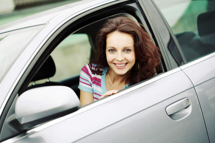 西方人,脸,头,眼睛,鼻子,嘴,脸颊,眉毛,睫毛,一个人,坐,笑,微笑,露齿笑,横图,室内,白天,正面,汽车,欧洲,欧洲人,瞳孔,仅一个年轻女性,仅一个女性,仅一个人,一辆,注视,车,交通工具,轿车,观察,看,眼部,停放,观看,察看,关注,载具,年轻女性,女人,女性,白种人,头部,鼻,鼻孔,睫,脸部,脸蛋,眉,面部,眼,眼睫毛,眼眉,嘴巴,嘴唇,坐着,半身,彩图,眼眉毛