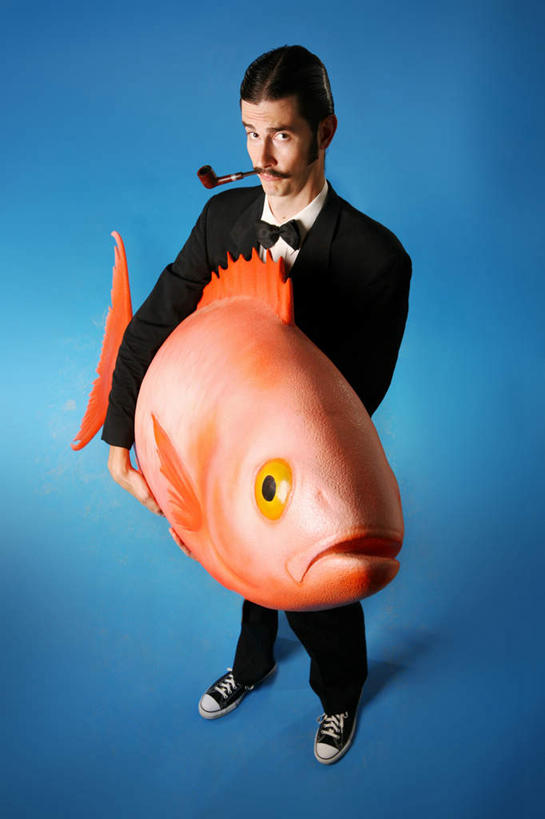 西方人,脸,头,眼睛,鼻子,嘴,耳朵,脸颊,眉毛,睫毛,胡须,一个人,站,竖图,室内,白天,正面,衬衫,西装,游戏,兴奋,热情,玩具,鞋子,欧洲,欧洲人,瞳孔,仅一个男性,仅一个人,阴影,套装,正装,反射,鱼,领结,影子,开放,玩,注视,职业装,娱乐,鱼类,仅一个年轻男性,红色,观察,看,站着,休闲,健康,温暖,奔放,搞怪,活力,积极,激情,益智,眼部,烟斗,朝气,观看,活动,帆布鞋,休闲鞋,暖色,吉祥,察看,叼,生命,发泄,关注,消遣,智力,叼着,饱满,宣泄,革命,热烈,赤色,充实,斗志,喜气,主动,男人,男性,年轻男性,白种人,山羊胡,头部,胡子,鼻,鼻孔,耳,耳部,睫,口,口腔,脸部,脸蛋,眉,面部,眼,眼睫毛,眼眉,嘴巴,嘴唇,玩耍,嬉戏,站立,彩图,全身,衬衣,欢乐,眼眉毛